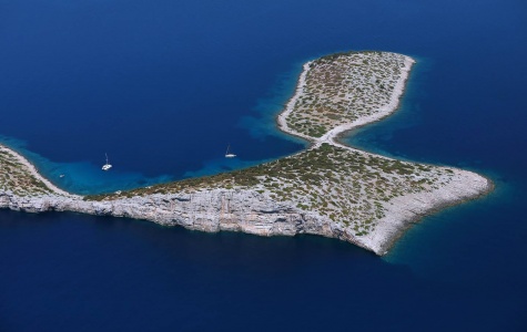 Jedrilice uz otok Rašip