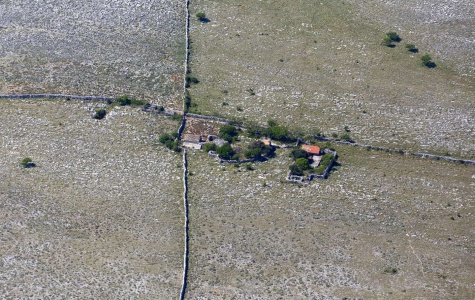 Kućica i suhozidi