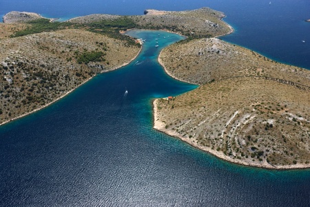 Otok Lavsa – velika, zaštićena uvala i vidikovac 
