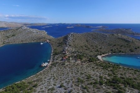 Otok Levrnaka - pješčana uvala Lojena