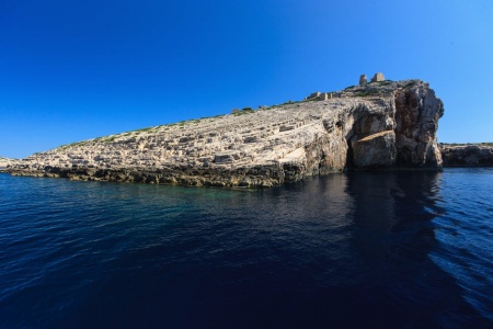 Otok Mana - strmci i ostaci kamenih kuća 