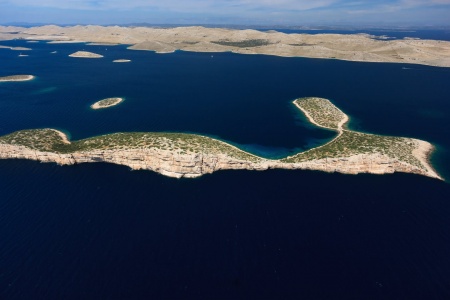 Otok Rašip - strmci i uvala za kupanje