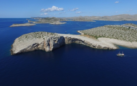 Brod Barbarinac ispod klifova otoka Mana